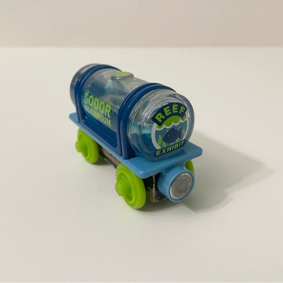 Thomas & Friends Wooden Sodor Aquarium Train Sting Ray Tanker - Picture 13 of 13